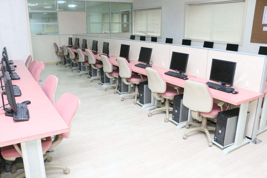 Atmiya Institute for Management Studies, Atmiya University Rajkot Computer Lab photo 9